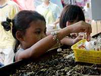 DSC 0886  Une petite fille au marché aux amulette de War Rachanadda
