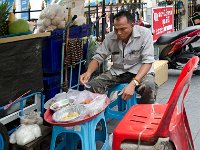 DSC 0940  Un homme se restaurant (à 10h du matin !)
