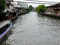DSC 1145  Les canaux disposent d'un transport par bateau, ici le canal de San Sap qui relie la banlieue est au centre ville
