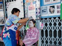 DSC 1774-2  Coiffure et maquillage dans la rue
