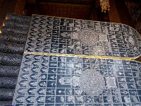 DSC 1369  Sur la plante des pieds, les peintures représentents les 108 états du Bouddha
