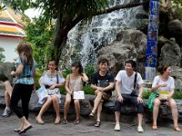 DSC 1372  Groupe de jeunes touristes devant la cascade