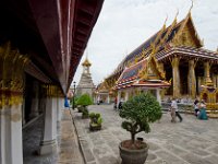 DSC 1224  Bot du Bouddha d'Emeruade et la galerie du Ramakien à gauche (fresques)