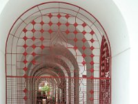 DSC 0865  Une petite sieste à l'entrée d'une des galeries de Loha Prasat