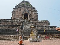 Wat Chedi Luang (grand escalier et Boudha