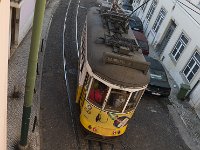 Un tram de la célèbre ligne 28 dans une rue de l'Alfama vu  depuis notre appartement
