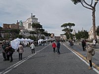 Via imperiali entre le Forum Romain et les forums impériaux. Au fond, le monument à Vittorio Emanuele