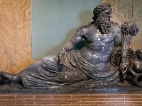 Musée égyptien- Statue couchée du Nil