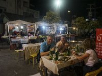 Repas dans la rue lors du marché de nuit de Chiang Mai
