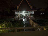 A Ayutthaya la zone d'accueil au milieu de l'étang (de nuit)