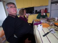 Repas du jour de l'an  Yves : Et moi je suis pas mignon ! Françoise : si encore tu rentrais son ventre !