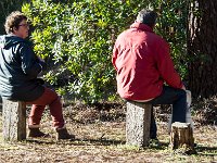 Aux champignons  Christine : Ca m'a crevée cette cueillette Jean-Jacques : moi je m'asseois pour soulager mes hémorroides