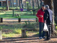 Aux champignons  Jean-Jacques : tu crois qu'il est comestible, celui-là Yves : on le fera manger à Dédé, comme ça on saura
