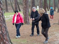 Autour du lac  Françoise : Attention, Colette, sous ton pied il y a une crotte Yves : J'ai le sac à crottes, j'arrive Christine : je préfère rester derrière, au moins je ne risque pas de marcher dedans