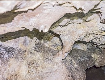 Anneau de pierre  La grotte est peu concrétionnée