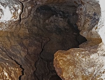 Vue de la grotte et du ruisseau  La grotte est praticable sans difficulté à l'étiage, mais il faut accepter de se mouiller les pieds