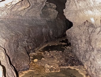 Vue de la grotte et du ruisseau