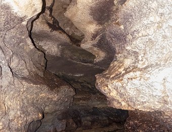 Vue de la grotte et du ruisseau