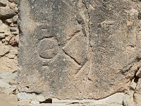 signe gravé sur une pierre