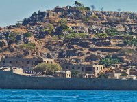 Spinalonga- habitations et fortifications  L'ile était protégée par une forteresse bâtie par les vénitiens. En 1904, l'ile fut vidée de sa population qui fut remplacée par les lépreux issus des quartiers misérables de différentes villes de Crète
