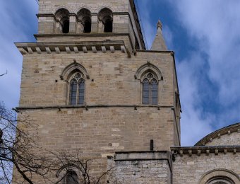 Façade sud  Le portail sud comporte un arc trilobé.