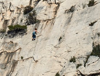 Varapeur  De nombreuses voies sont équipées pour l'escalade sportive, mais l'équipement de nouvelles voies est interdit depuis la création du Parc National. Des voies sont fermées en période de nidification.