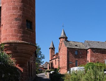 Rue de la Garde - A gauche tour du château de Vassinhac