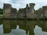 Façade vue du bord de l'étang