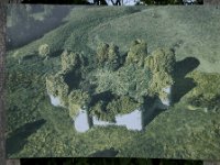 Le château (vers 1970) avant la restauration  Sur ce cliché de 1970, les douves entourant la forteresse sont complètement sèches, comblées par la terre et recouvertes de pelouse. La municipalité a racheté le site en 1974 et d'importants travaux de terrassement ultérieurs ont permis de remettre les douves en eau.