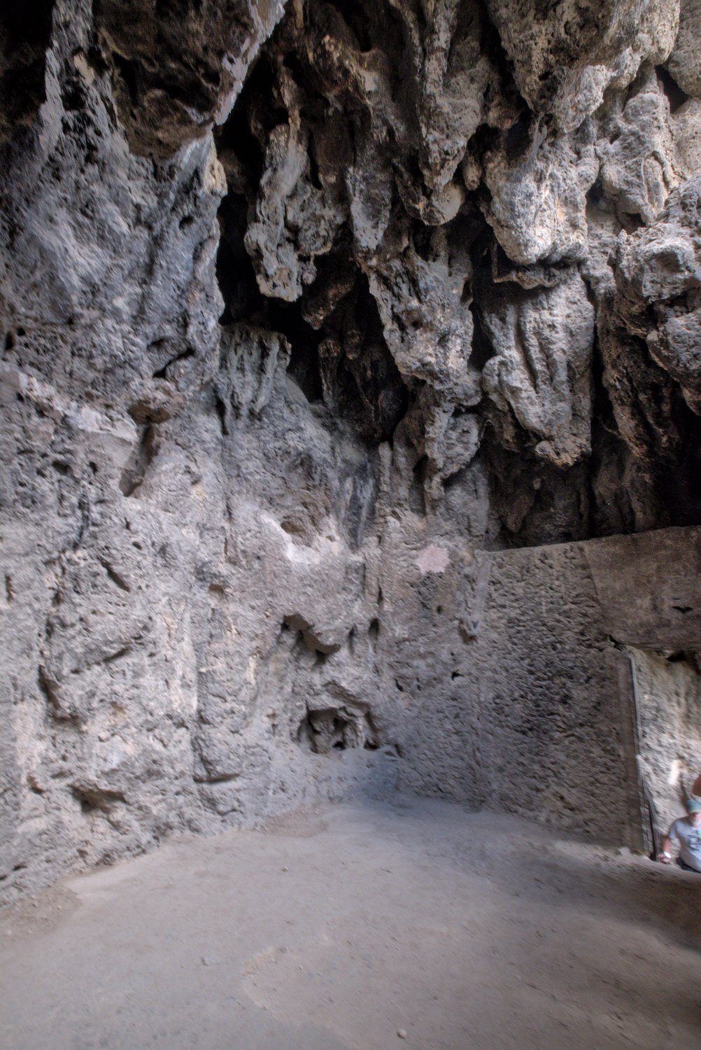 La grande salle fortifiée et ses concrétions
