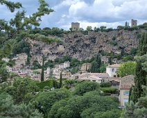 Vue d'ensemble du village  On distingue sur la falaise les deux tours médiévales : tour de gué et tour d'un ancien château