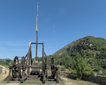 Trébuchet  Avec ses 16 mètres de haut, cet engin de siège permettait d’envoyer des boulets de 100 kg à plus de 200 mètres