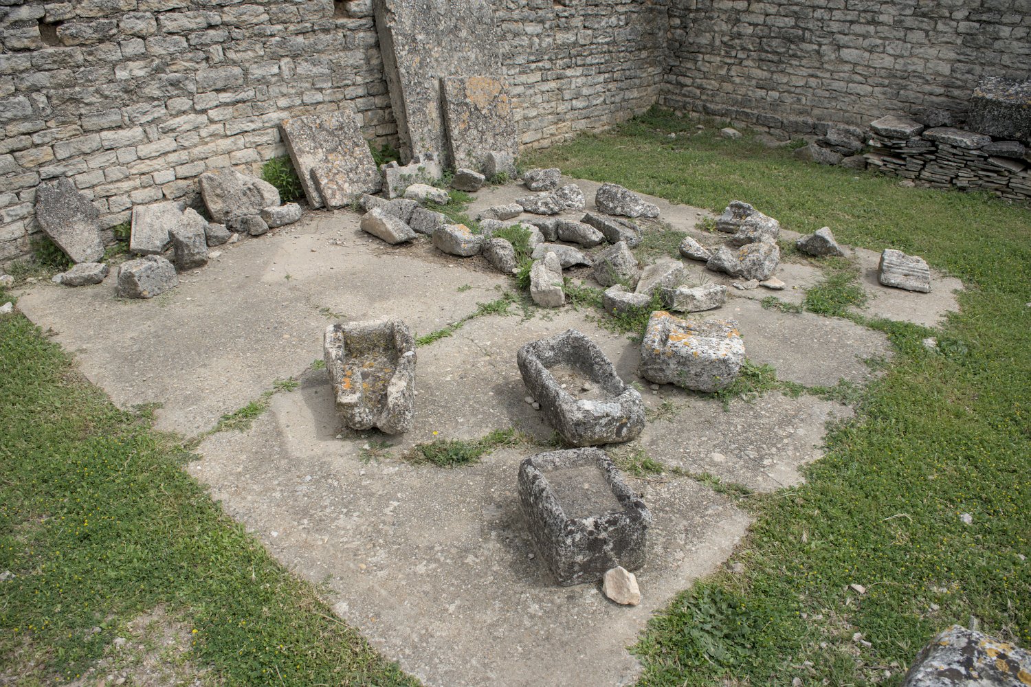 Objets divers : auges en pierre, frgments de stèles, ...)