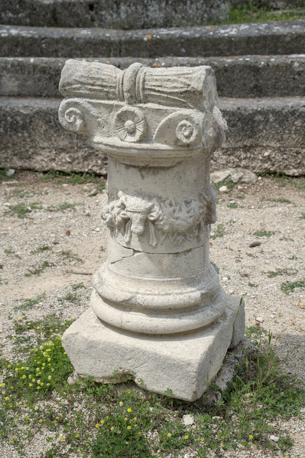Elément de colonne avec chapiteau de style ionique