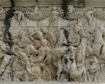 Bas relief du mausolée côté sud -  Combat entre les Romains et les Amazones