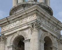 Détail du haut du mausolée et colonnes corinthienne