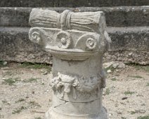 Elément de colonne avec chapiteau de style ionique