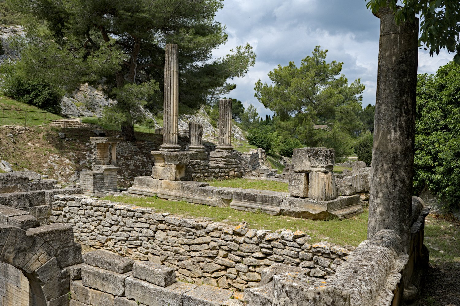 Le temple de Valetudo (au tout premier plan la Fontaine triomphale)