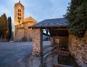 Unac  L'église et le lavoir. L'église St Martin a été construite sous le patronage de l’abbaye St Volusien (mentionnée en 1074) et agrandie au XIIéme Classée monument historique en 1846, restaurée en 1902 dans son aspect du XIème siècle (suppression de la flèche du clocher)