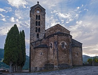 Unac  Elle comprend trois nefs terminées par trois absides rondes.  La façade est masquée par un bâtiment à usage de logement privé. La  porte ouverte au sud qui donne accès à l’église est sans ornement particulier. Le clocher est t placé au-dessus de la première travée du collatéral sud. C’est un clocher carré du type de Cerdagne,