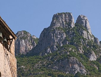 Verdun  Les cloches et vue sur le massif du Quié