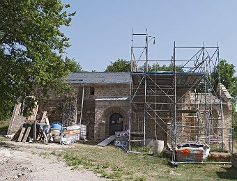 Arnave  Chapelle Saint-Paul. Construite au Xe ou XIe siècle. Située à 800m d'altitude à 1/2 h à pied du village. En cours de restauration en juillet 2019