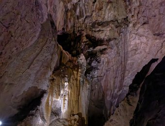 Passage des échelles - coulées de calcite (blanches) et d'aragonite (orange)