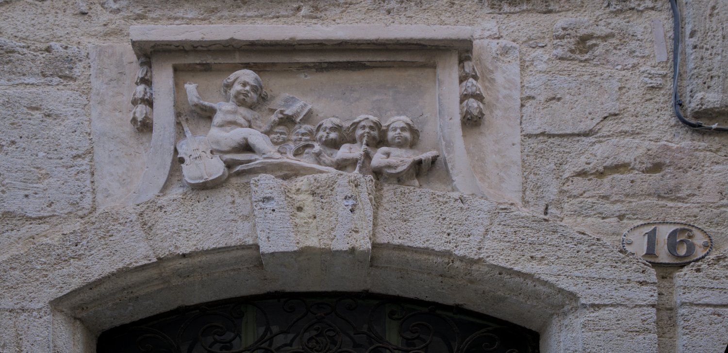 Linteau de porte sculpté  (Enfants musiciens) rue de la Foire