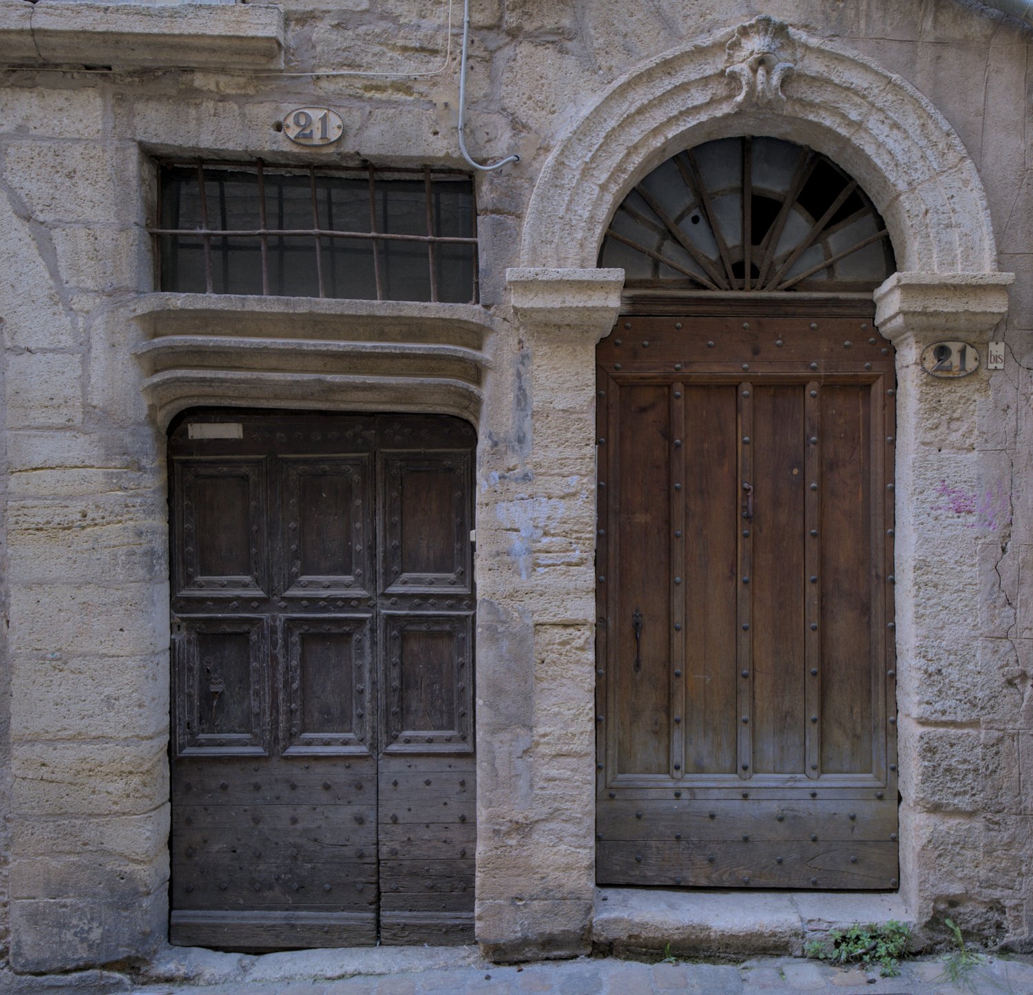 Double porte d'un immeuble non identifié