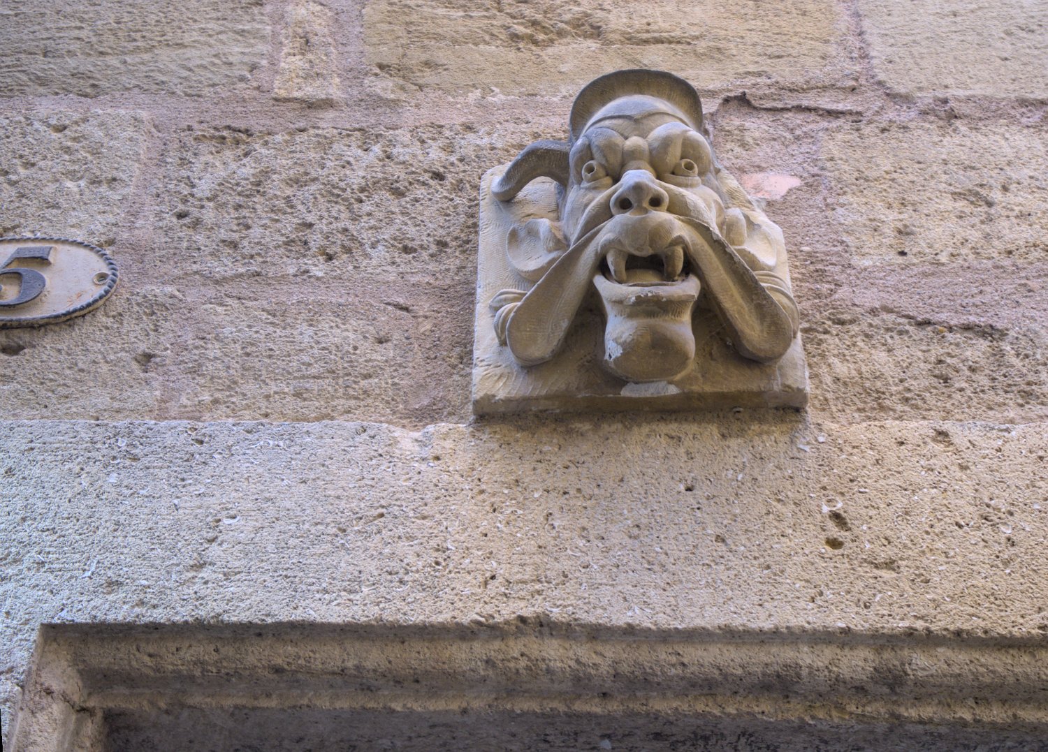 Sculpture sur un linteau de porte