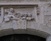Linteau de porte sculpté  (Enfants musiciens) rue de la Foire