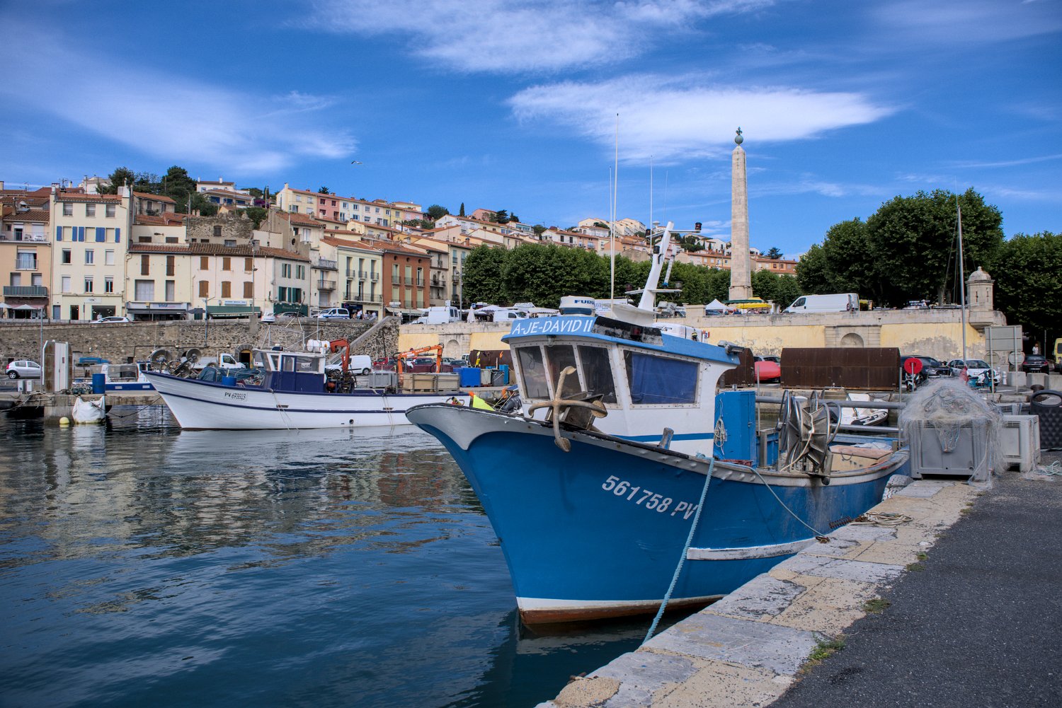 Le port de pèche. Au fond l'obélique