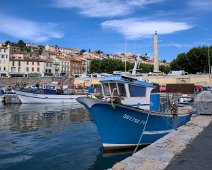 Le port de pèche. Au fond l'obélique