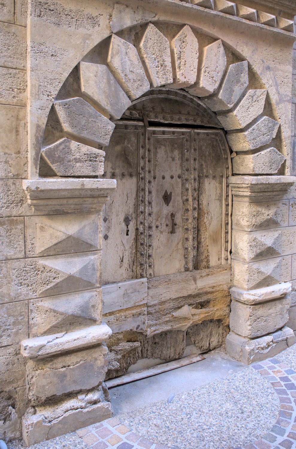 Porte 17  impasse Fromagerie Vieille (XVIIè siècle)